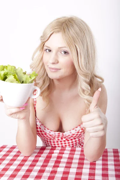 Giovane donna attraente mangiare insalata verde — Foto Stock