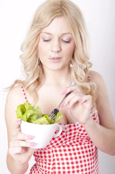 Junge attraktive Frau isst grünen Salat — Stockfoto