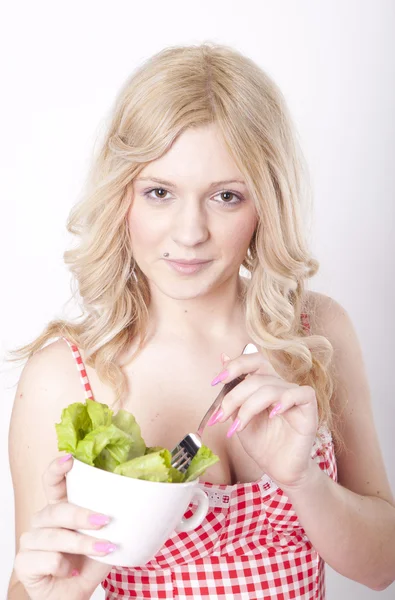 Ung attraktiv kvinna äta grön sallad — Stockfoto