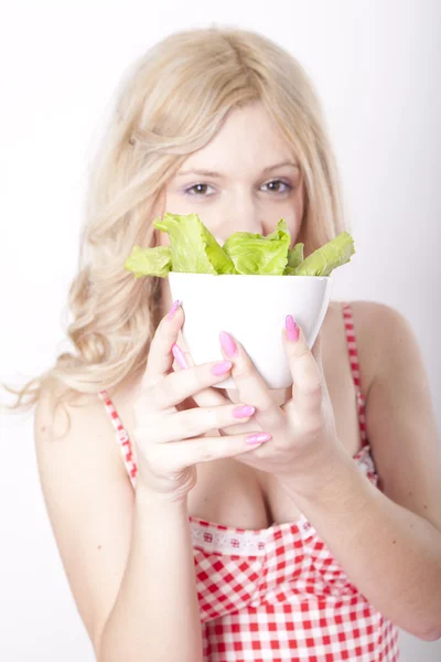 Jeune femme attrayante manger de la salade verte — Photo