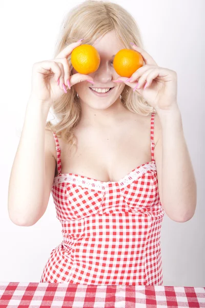 Fiatal, vonzó nő gazdaság két narancs — Stock Fotó