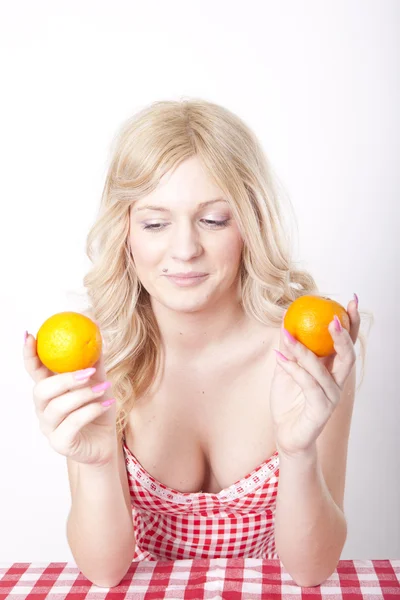 Jonge aantrekkelijke vrouw met twee sinaasappels — Stockfoto