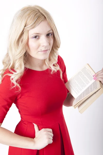 Молодая привлекательная женщина читает книгу — стоковое фото