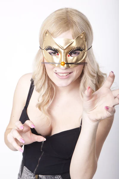 Jovem mulher atraente mascarado como mulher gato — Fotografia de Stock