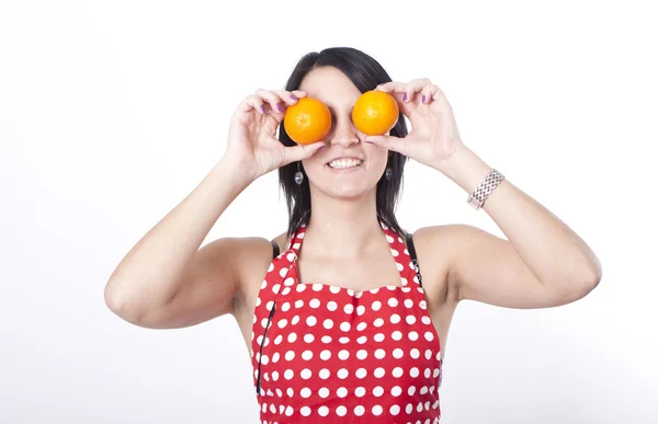 Νέα ελκυστική γυναίκα που κρατά δύο πορτοκάλια — Φωτογραφία Αρχείου