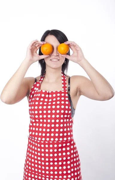 Młoda atrakcyjna kobieta trzymając dwie pomarańcze — Zdjęcie stockowe