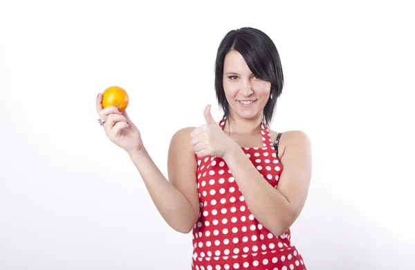 Młoda atrakcyjna kobieta gospodarstwa pomarańczowy — Zdjęcie stockowe