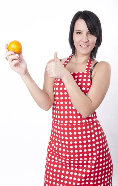Jeune femme attrayante tenant orange — Photo