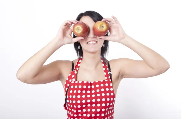 Jovem mulher atraente segurando duas maçãs — Fotografia de Stock