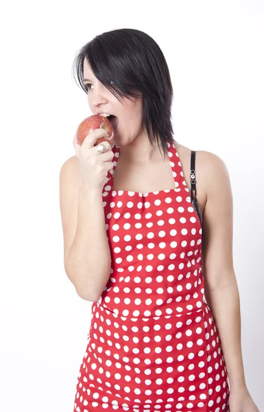 Молода приваблива жінка їсть яблуко — стокове фото