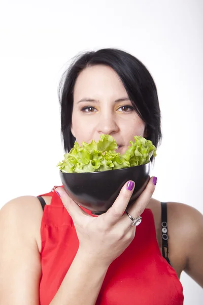 Jovem mulher atraente comer salada verde — Fotografia de Stock