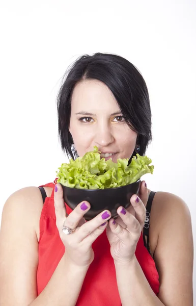 Junge attraktive Frau isst grünen Salat — Stockfoto