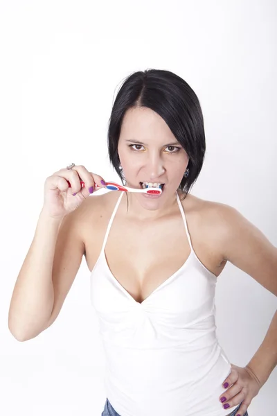 Ung attraktiv kvinna leker med hennes tandborste — Stockfoto