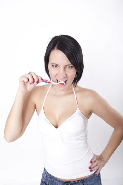 Giovane donna attraente giocare con il suo spazzolino da denti — Foto Stock