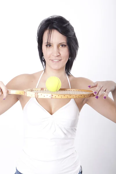 Jovem mulher atraente segurando raquete — Fotografia de Stock