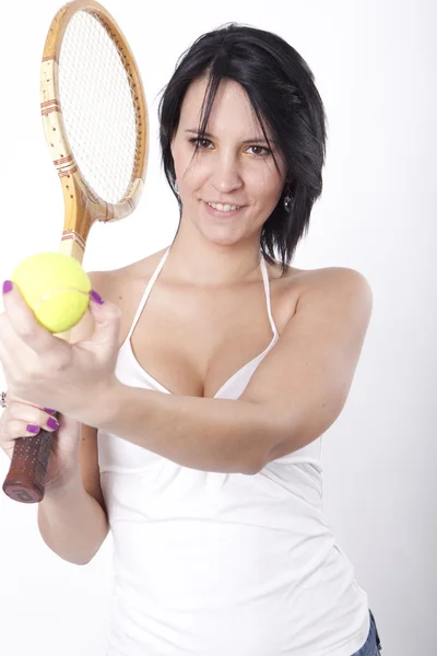 Молодая привлекательная женщина держит ракетку — стоковое фото