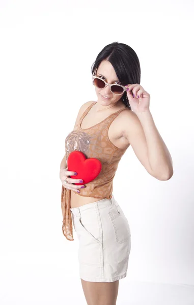 Ung attraktiv kvinna med ett rött hjärta — Stockfoto