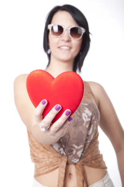 Молодая привлекательная женщина с красным сердцем — стоковое фото