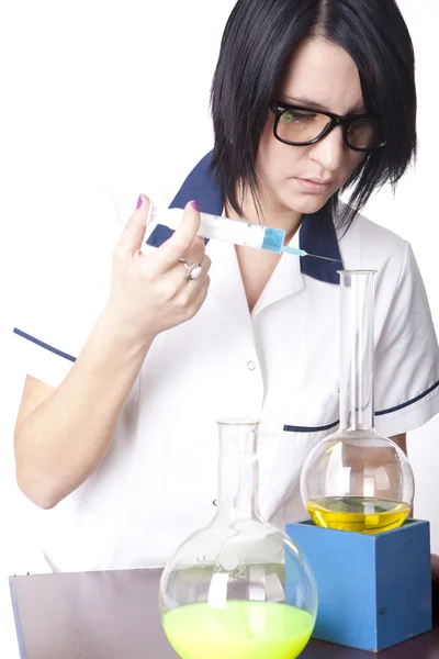 Joven y atractiva técnica de laboratorio femenina — Foto de Stock