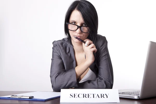 Jovem secretária atraente — Fotografia de Stock