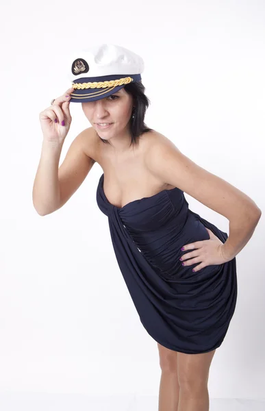 Молодая привлекательная женщина в матросской шляпе — стоковое фото