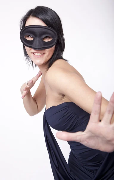 年轻有魅力的女人带着黑色面罩 — 图库照片