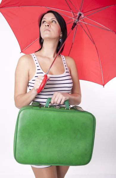 Молодая привлекательная женщина с красным зонтиком — стоковое фото