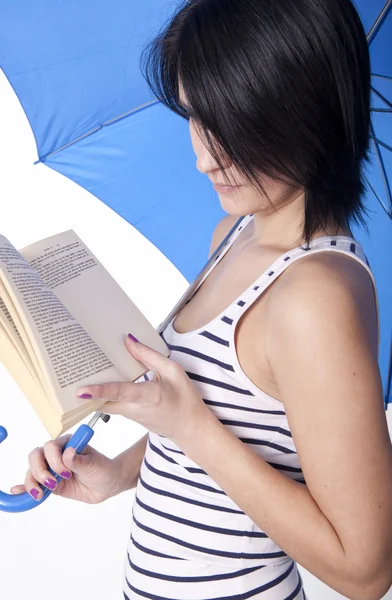 Ung attraktiv kvinna med blå paraply — Stockfoto