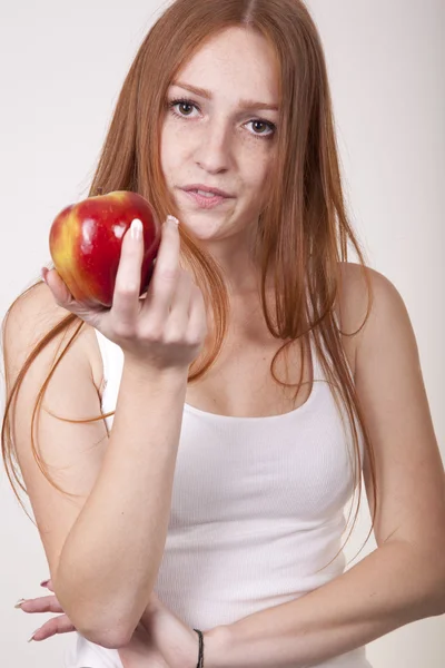 Jabłko jedzenie młode piękne dziewczyny — Zdjęcie stockowe