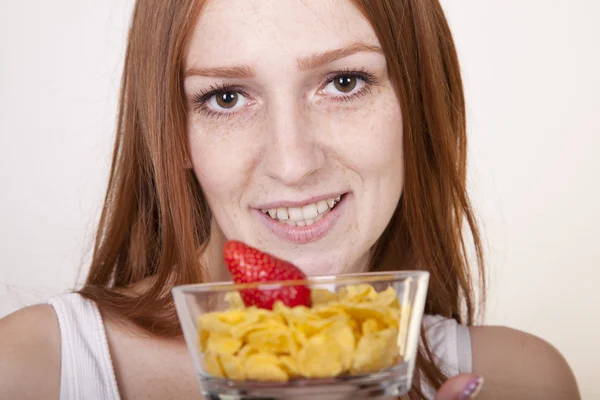 Jonge vrouw met haar dieet ontbijt — Stockfoto