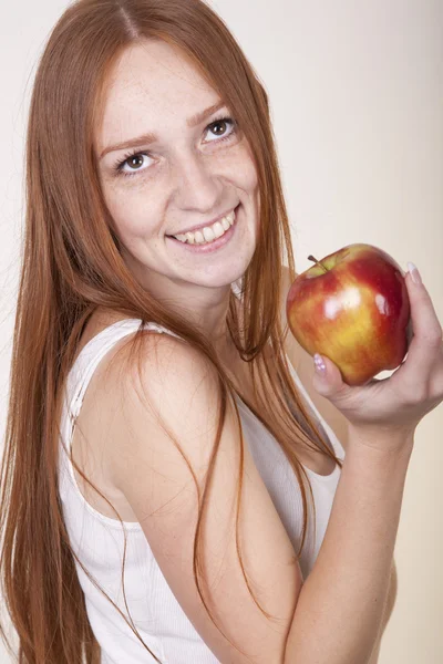 Genç güzel kız yeme elma — Stok fotoğraf