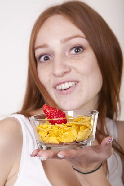 Mujer joven con su desayuno de dieta — Foto de Stock