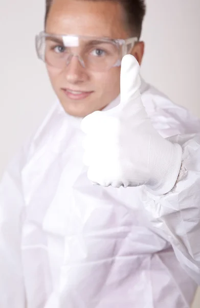 Mladá atraktivní muž laboratoř tecnician — Stock fotografie