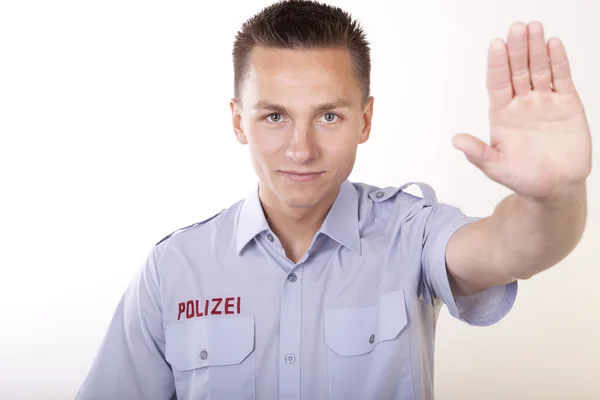 Молодой привлекательный полицейский — стоковое фото