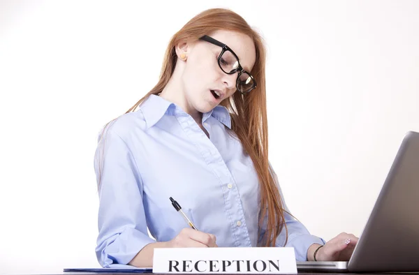 Jonge aantrekkelijke vrouwelijke receptioniste — Stockfoto
