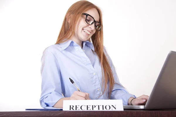 Giovane attraente receptionist femminile — Foto Stock