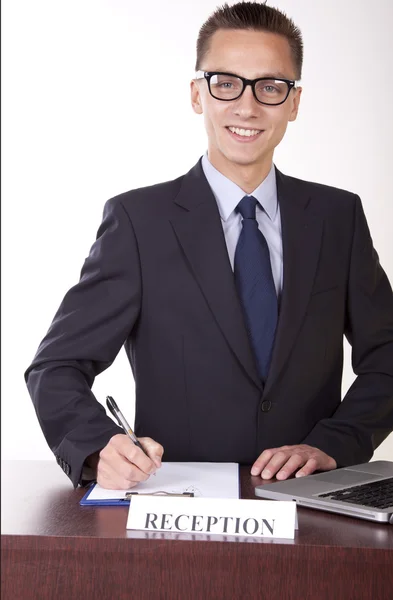 Jovem atraente recepcionista masculino — Fotografia de Stock