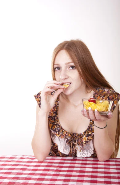Молодая женщина со своим диетическим завтраком — стоковое фото