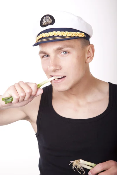 Молодой привлекательный мужчина в матросской шляпе — стоковое фото
