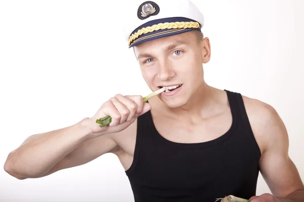 Młody atrakcyjny mężczyzna z marynarza kapelusz — Zdjęcie stockowe