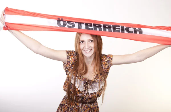 Junge schöne weibliche Österreich-Fan — Stockfoto