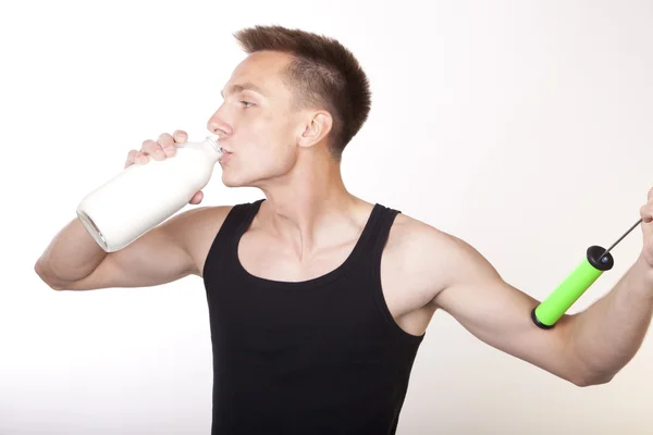 Giovane attraente maschio bere latte dalla bottiglia — Foto Stock