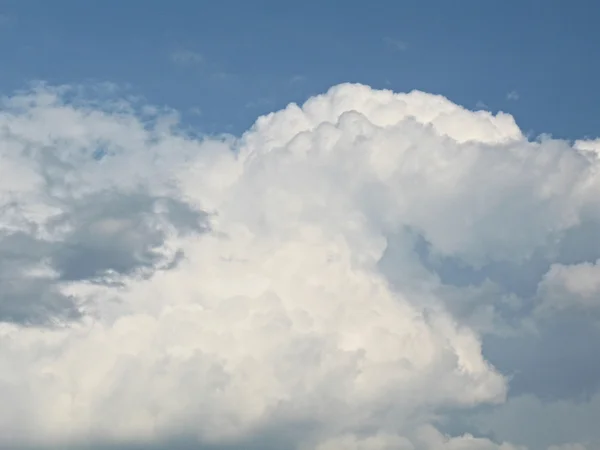 Blauwe lucht en wolken — Stockfoto