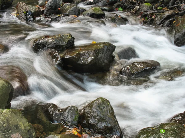 Rocce torrente a cascata — Foto Stock