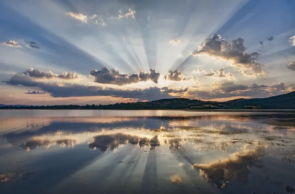 朝の湖の風景 ロイヤリティフリーのストック写真