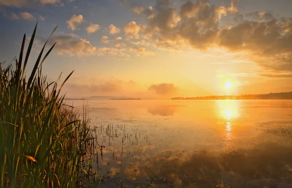 Pôr do sol sobre um lago — Fotografia de Stock