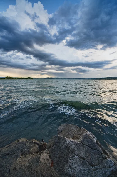 Ciel bleu nuageux dramatique au lac — Photo