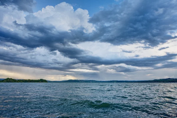 Драматическое небо в озере — стоковое фото