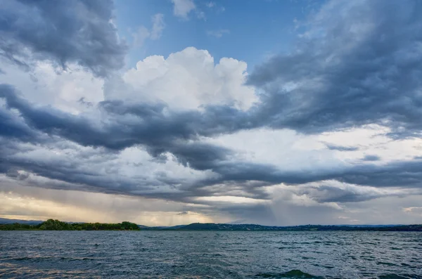 Cielo dramático en el lago — Foto de Stock