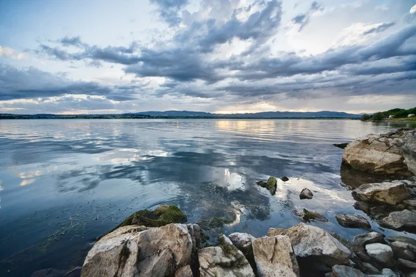 구름과 어두운 호수 — 스톡 사진